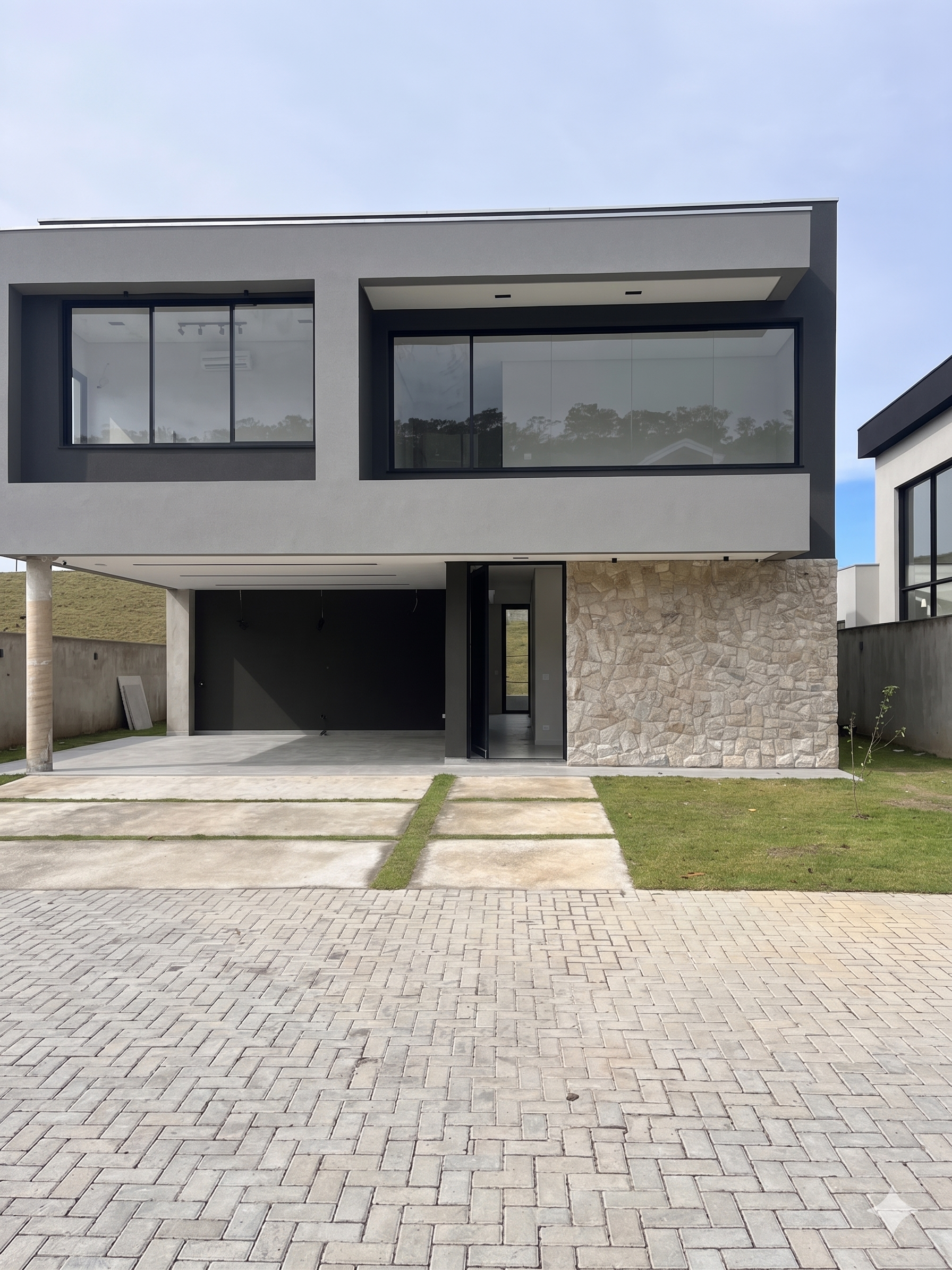Interior de obra Hubra com acabamento impecável, ambiente amplo e iluminado